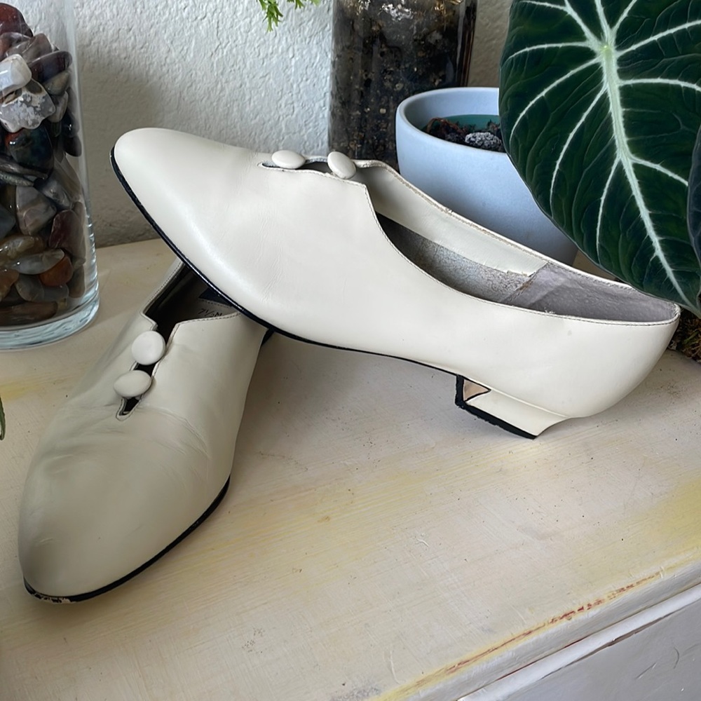 Vintage cream ellemenno 2-button pumps